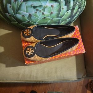 Tory Burch size 7, Navy trim, straw center